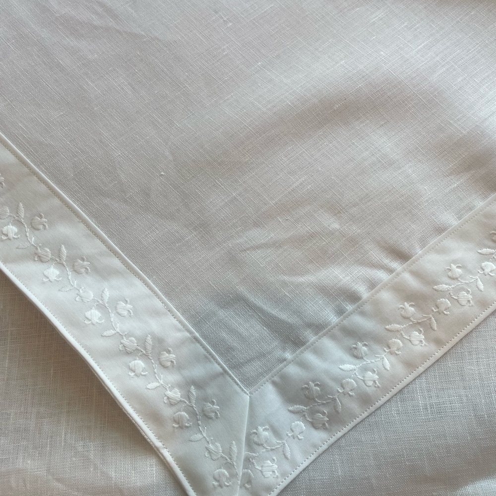 Elegant White Linen baby blanket with antique lace - Picture 3 of 6